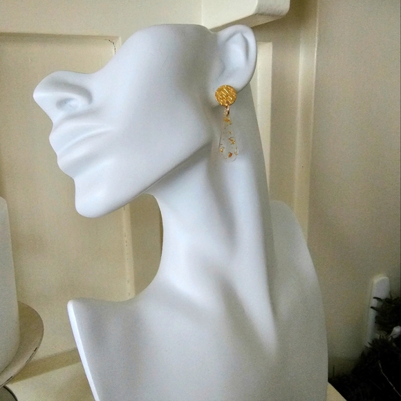 Gold leaf in resin earrings - Picture 3 of 5
